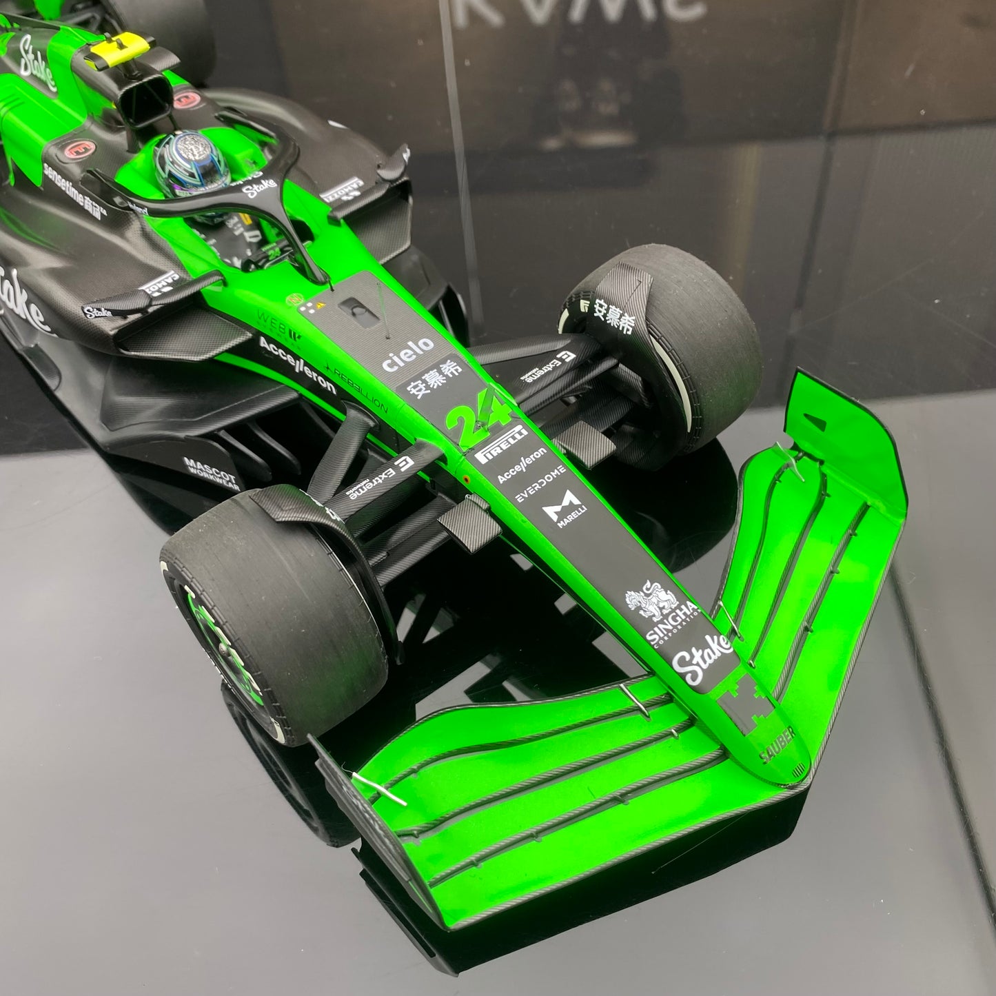 Minichamps 1/18 STAKE F1 TEAM KICK SAUBERC44-ZHOU GUANYU-2024 Precio 1579 117240124
