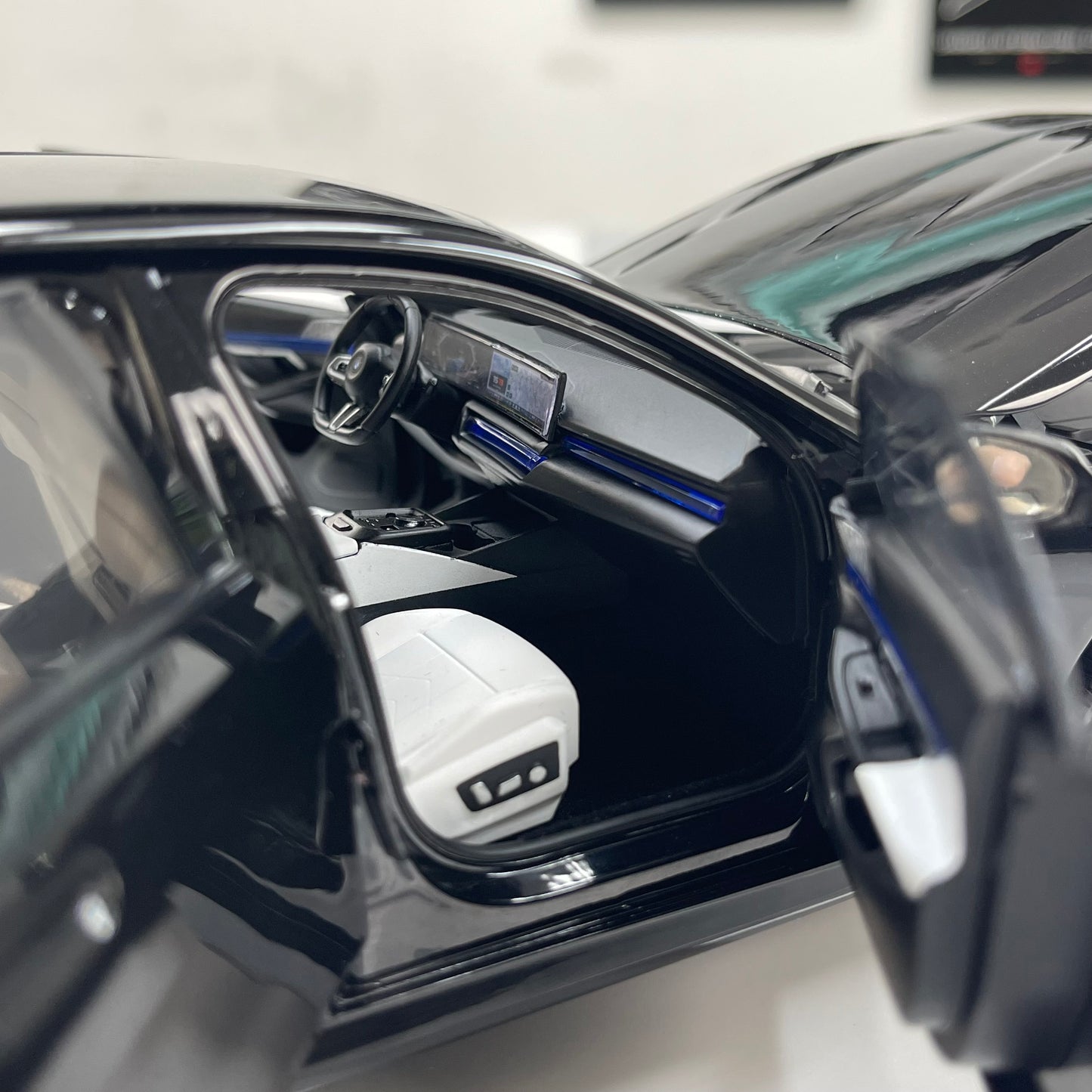 MINICHAMPS 1/18 BMW i5 M60 Touring 2024 Metallic Black 110023602