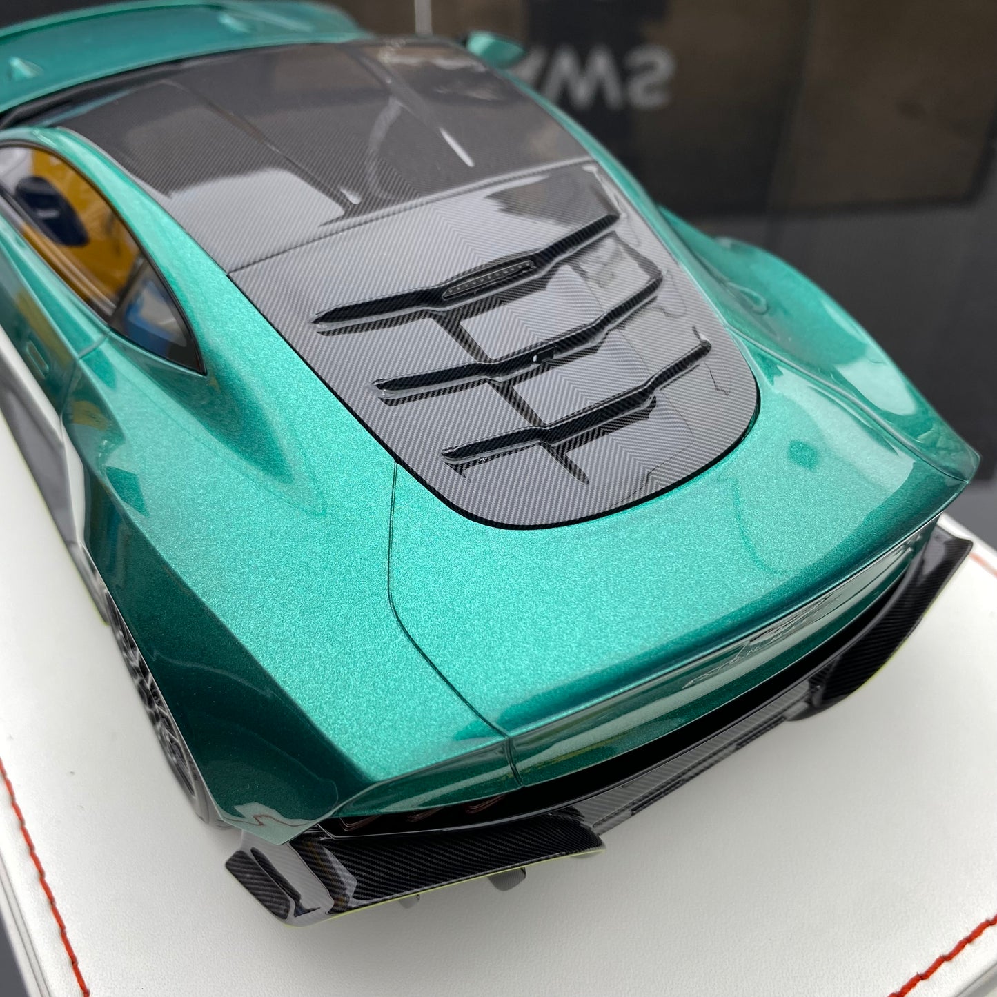 RUNNER 1/18 Aston Martin Valour Simulation Car Model Collection