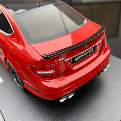 Colección de adornos de resina roja sellada del Mercedes-Benz C63 AMG GT Spirit 1/18