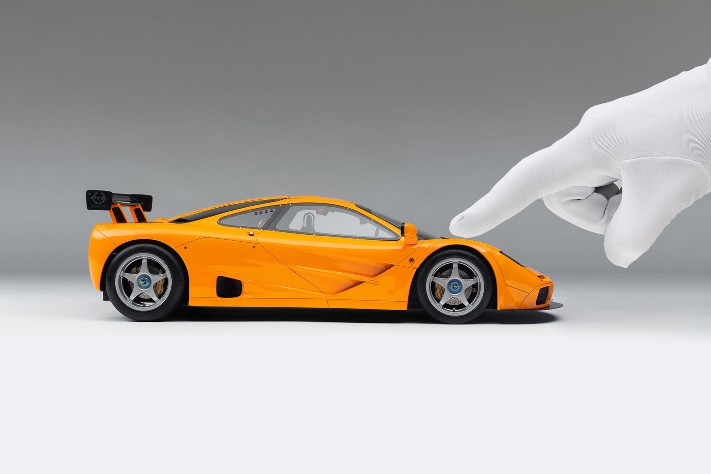 Amalgam 1/18 McLaren F1LM yellow simulation car model birthday gift ornament