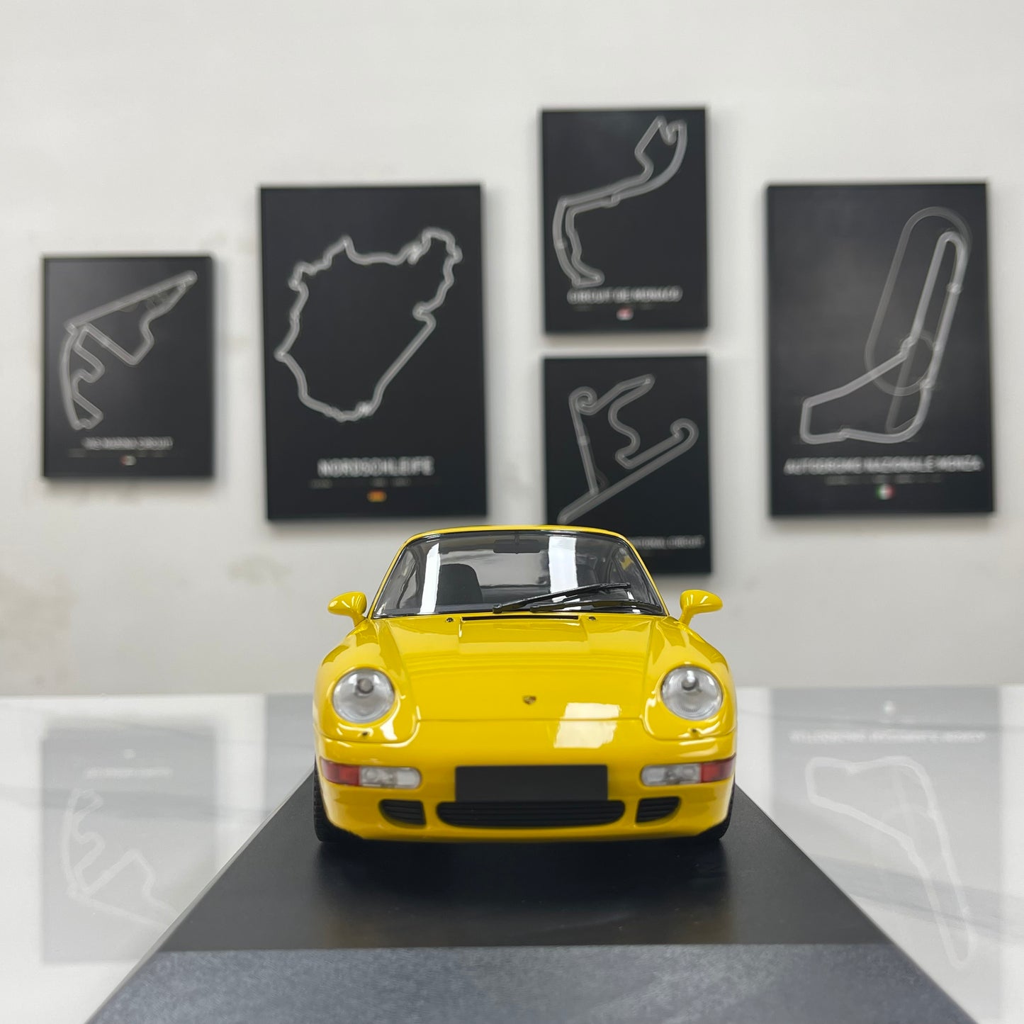 MINICHAMPS 1/18 Porsche 911 (993) Turbo (1995) Yellow 155061172