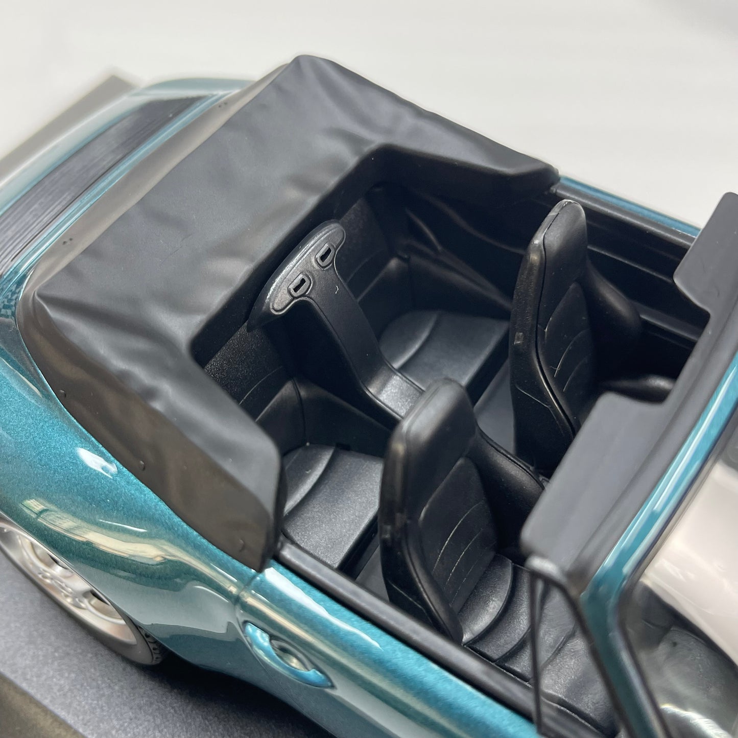 MINICHAMPS 1/18 Porsche 911 (993) Cabriolet – Metallic Green (155061132)