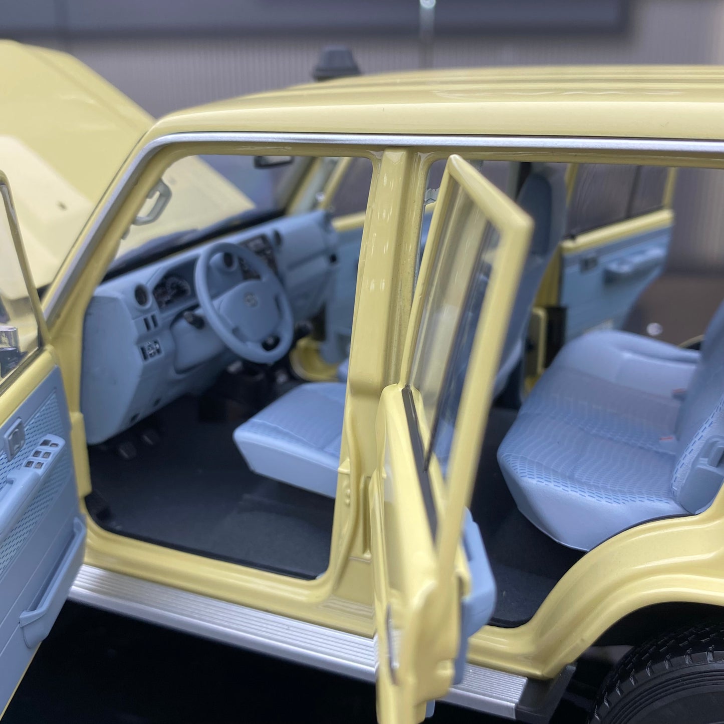 Almost Real 1/18 Toyota Land Cruiser 76 Beige Alloy Fully Open Simulation Car Model Ornament