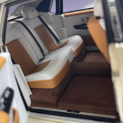 ZP 1/18 Rolls-Royce Phantom VIII (Gold Badge & Leather Case Edition) – Champagne Gold (ZP116)