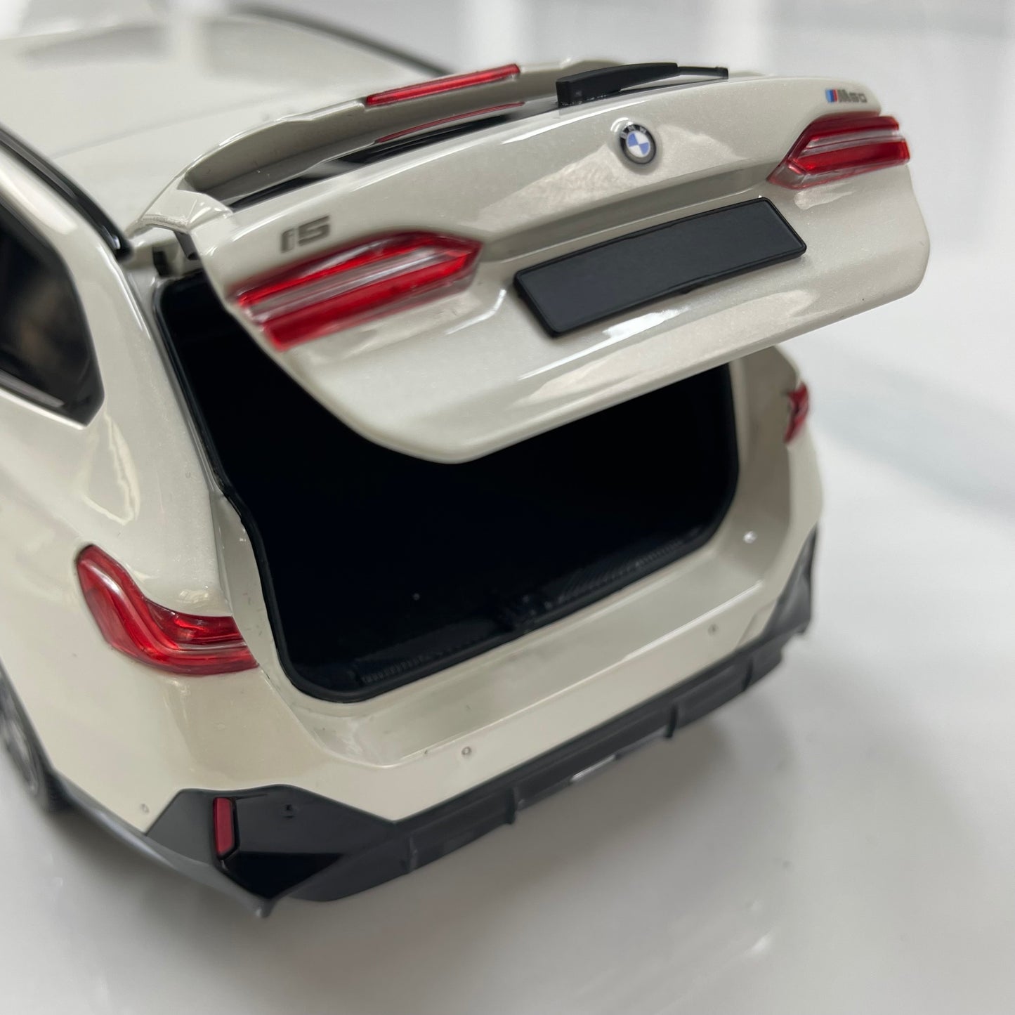 MINICHAMPS 1/18 BMW i5 M60 Touring 2024 Metallic White 110023601
