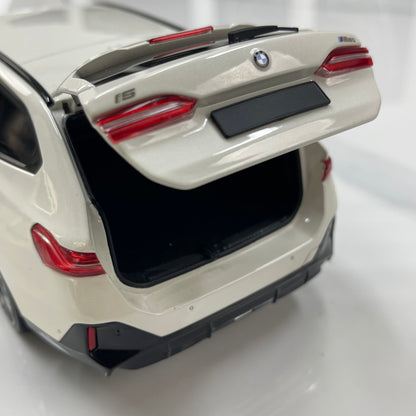 MINICHAMPS 1/18 BMW i5 M60 Touring 2024 Metallic White 110023601