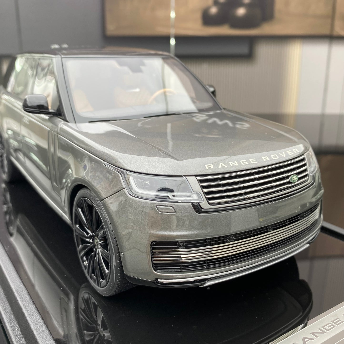 MOTORHELIX 1/18 Land Rover Range Rover Honor Creation Extended Edition Car Model Birthday Gift Ornament Gift