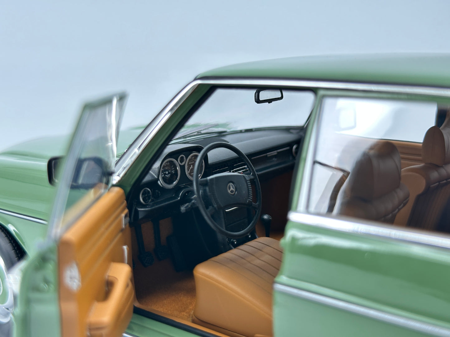 Norev 1/18 Mercedes Benz 200 1982 Light Green Alloy Car Model