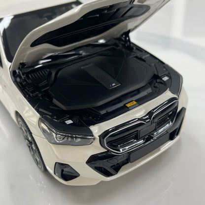 MINICHAMPS 1/18 BMW i5 M60 Touring 2024 Metallic White 110023601