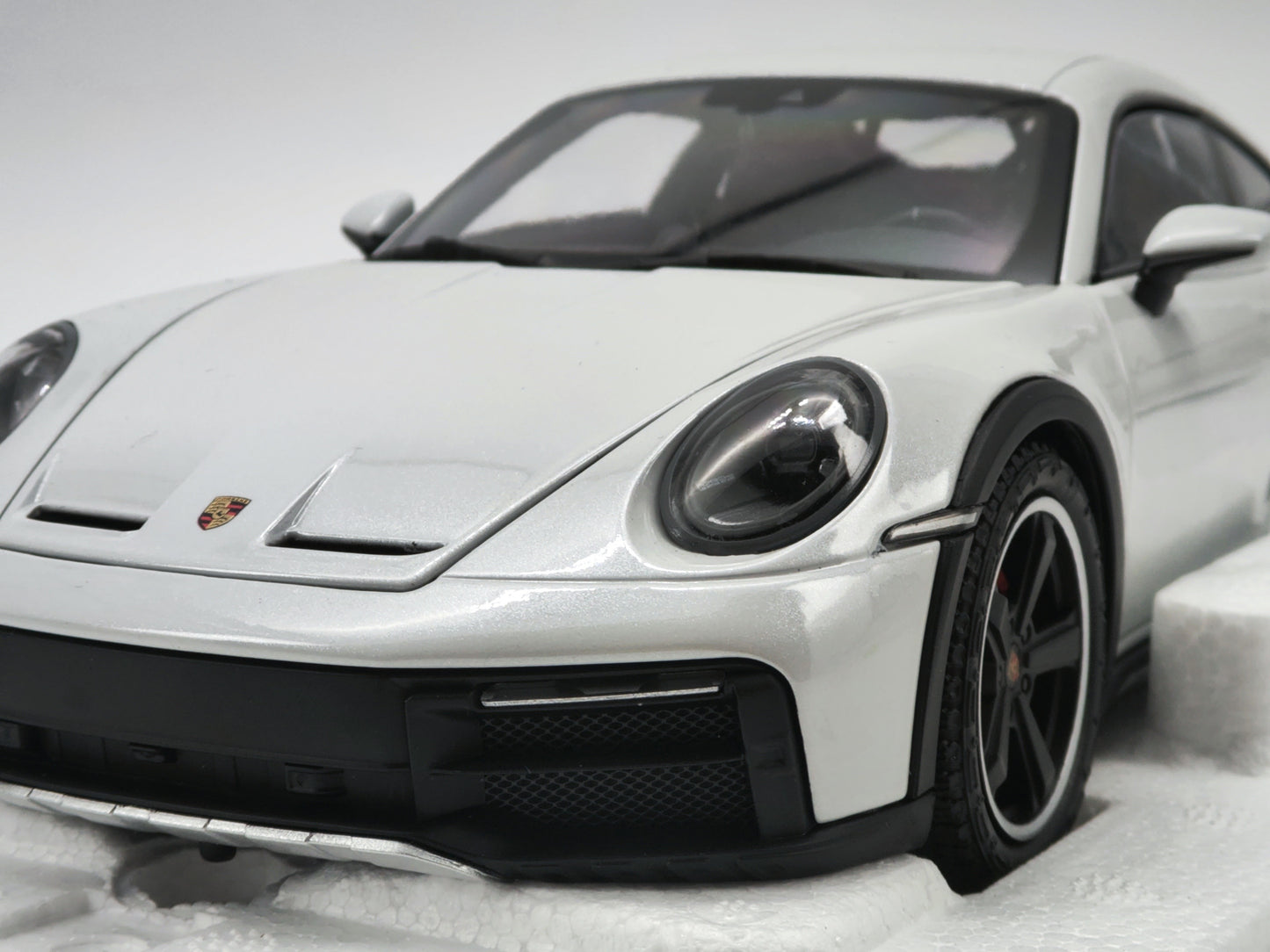 MINICHAMPS 1/18 Porsche 911 DAKAR Gray Alloy Car Model