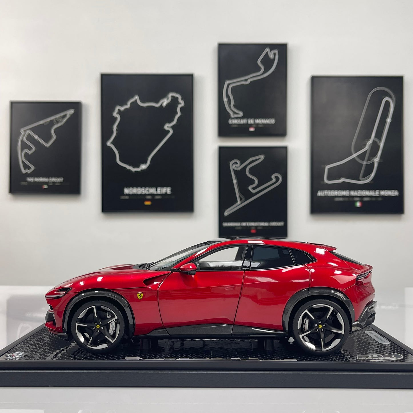 BBR 1/18 Ferrari Pursangue, black top, carbon fiber base metallic red HE180052BCH