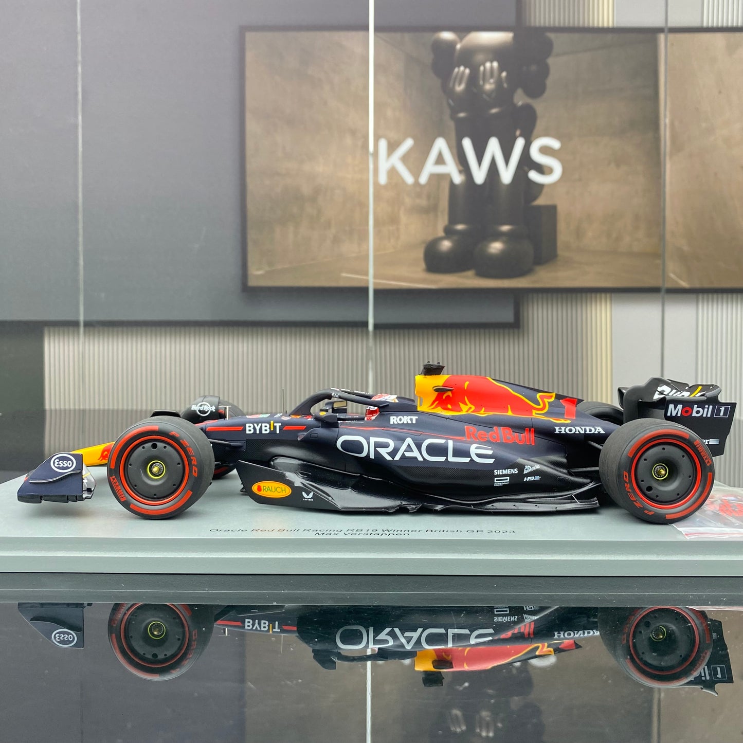 SPARK 1/18 Oracle F1 Team RB19 2023 British Grand Prix Victory No. 1 Verstappen Red Bull Limited Edition Simulation Car Model