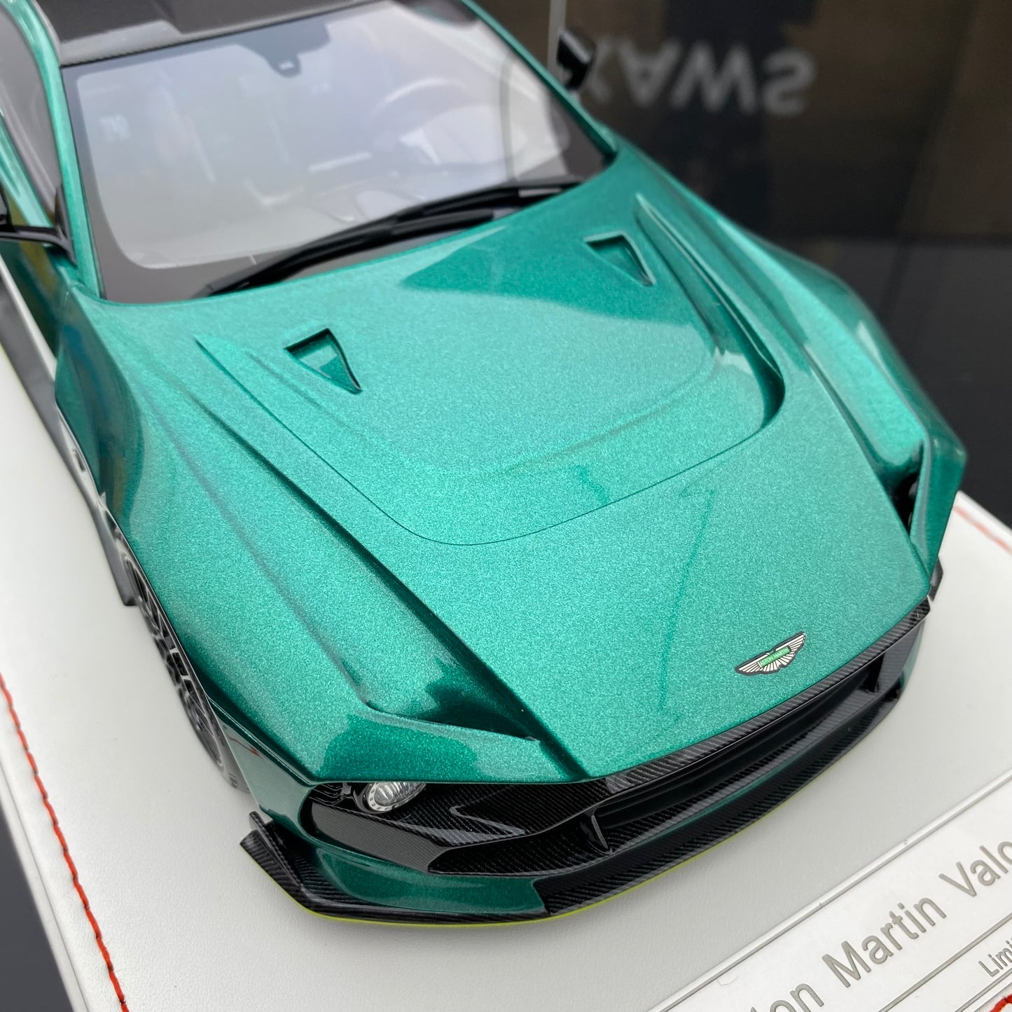 RUNNER 1/18 Aston Martin Valour Simulation Car Model Collection