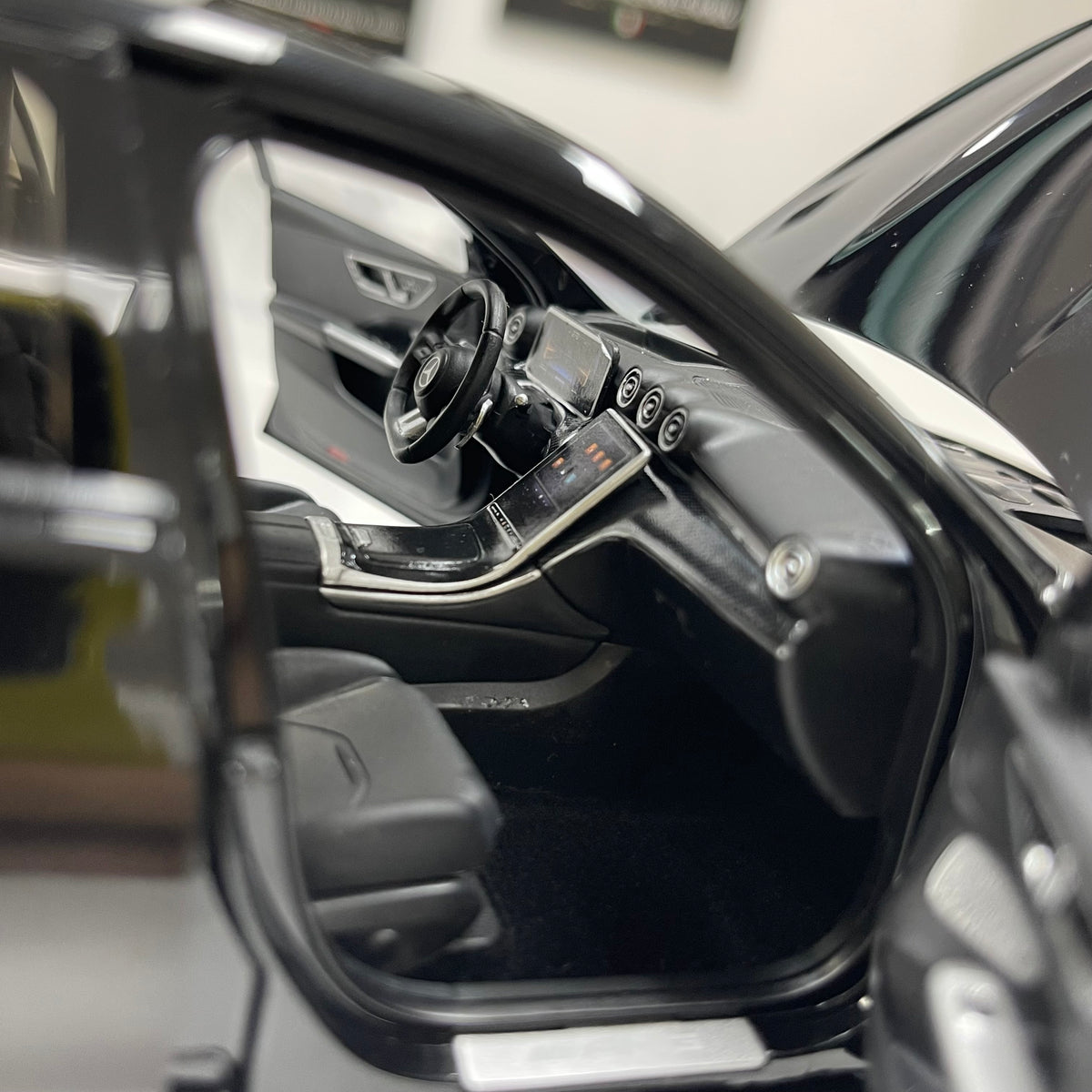 NZG 1/18 Mercedes-AMG C63 S E-Performance, Gloss Black (111200050)