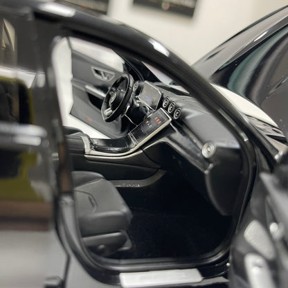 NZG 1/18 Mercedes-AMG C63 S E-Performance, Gloss Black (111200050)