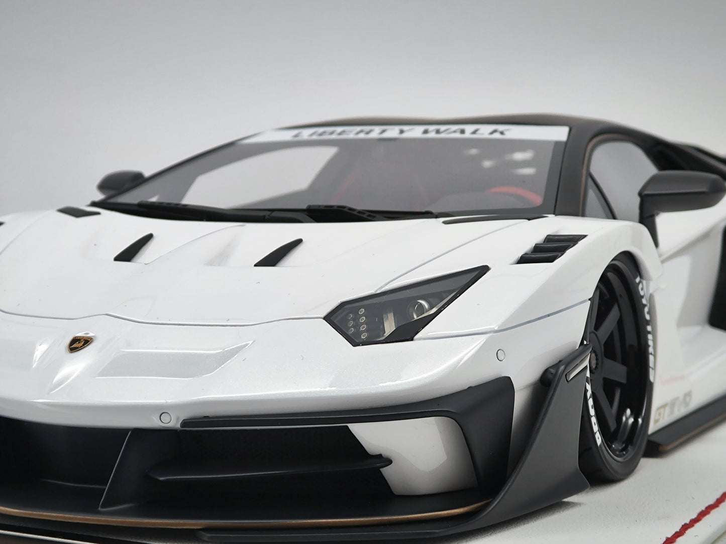 DG 1/18 Lamborghini 700GT EVO White Limited Edition Car Model Ornaments DG180223A