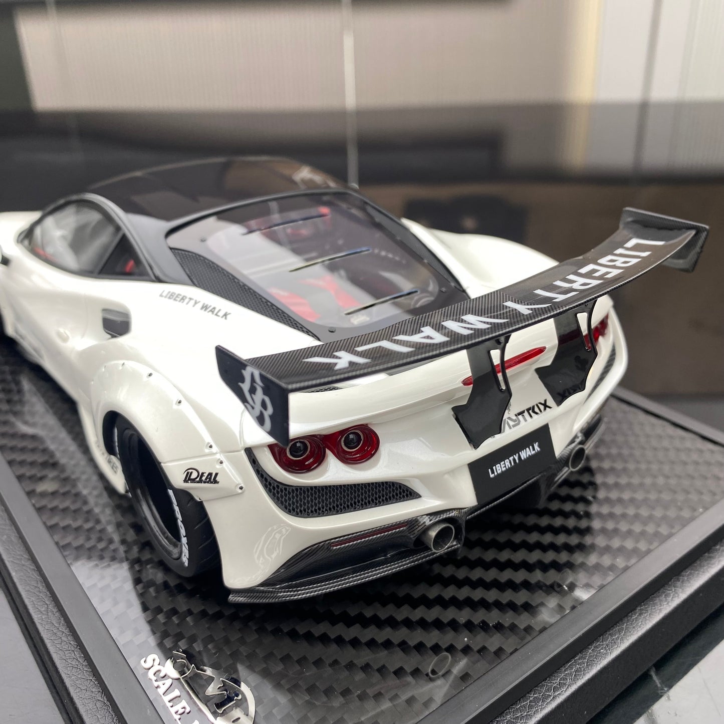 VIP 1/18 Ferrari F8 wide-body modified version simulation car model ornament gift