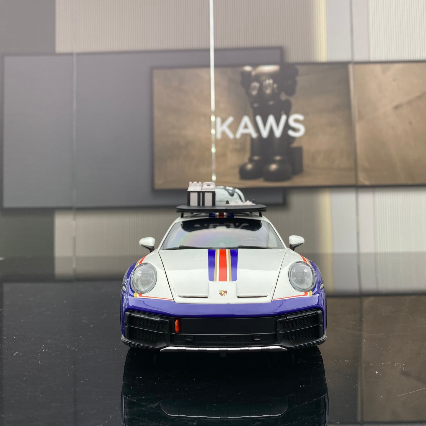 minichamps 1/18 Porsche 911 DAKAR BLUE WITH ROOF RACK alloy car model