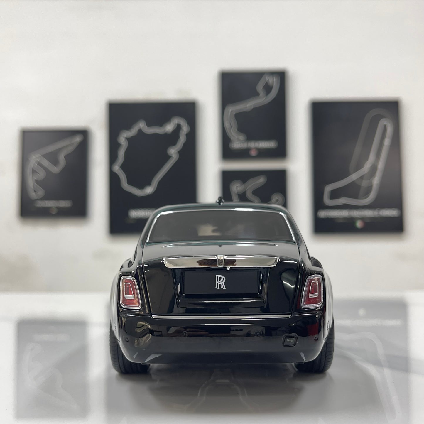 ZP 1/18 Rolls-Royce Phantom VIII (Gold Badge & Luggage Set Edition) – Pearl Black / Silver Roof (ZP115)