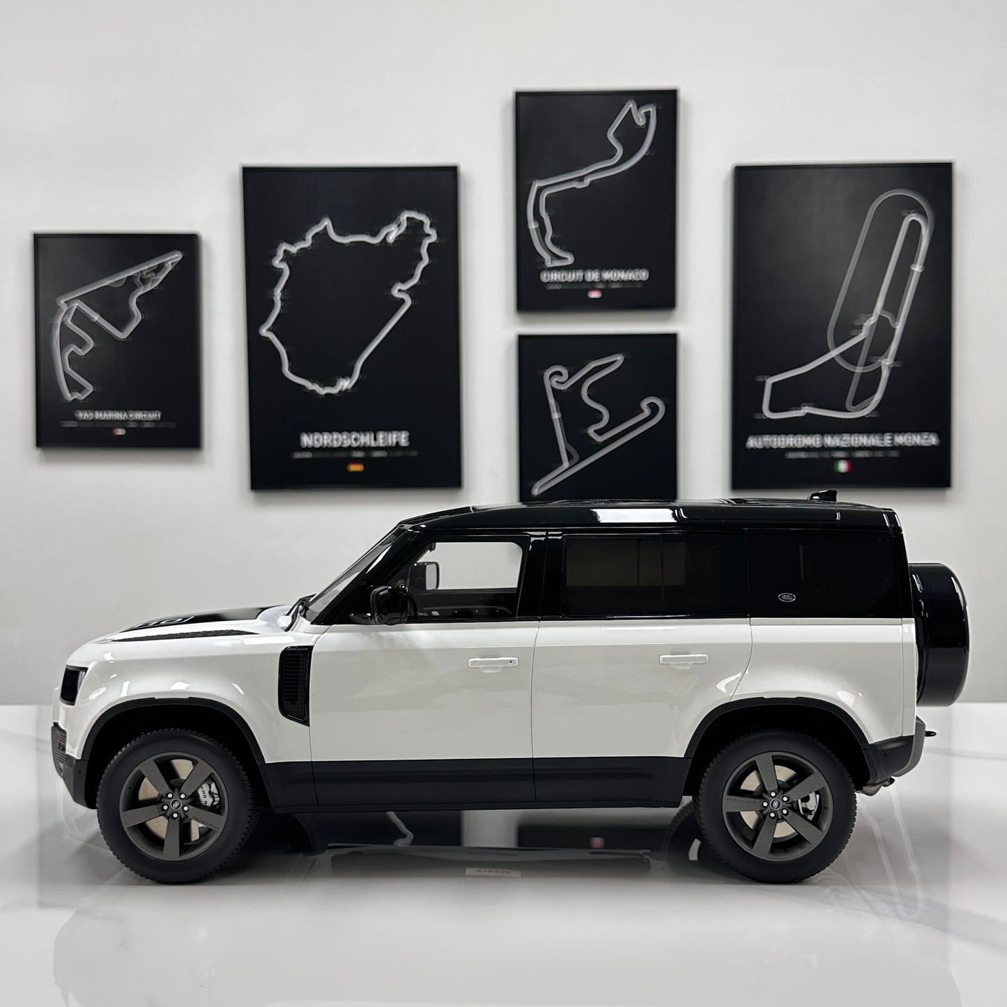 GT Spirit 1/12 Land Rover DEFENDER 110 P400X White GT554