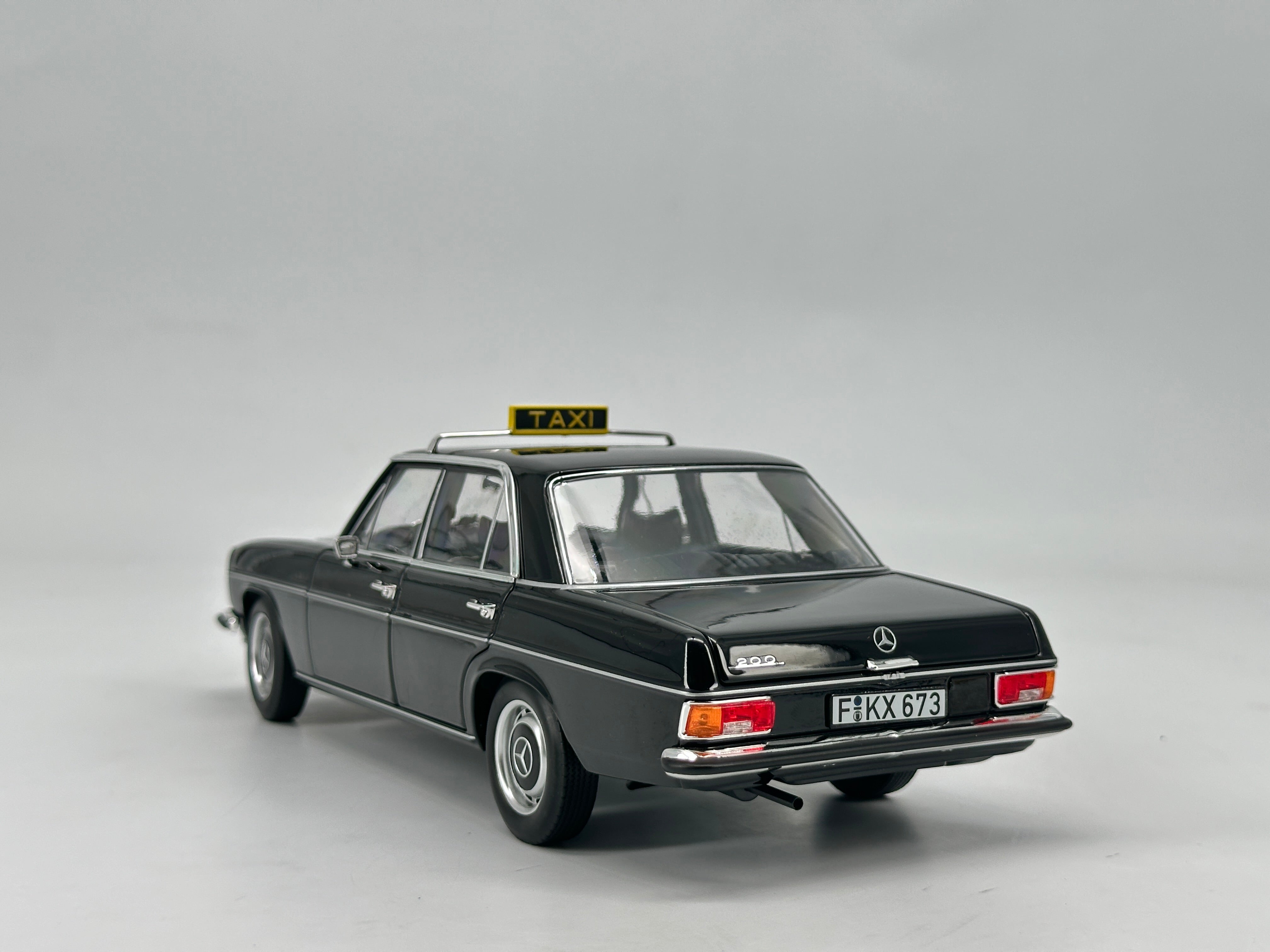 ミニカー Mercedes-Benz 200D 1968 taxi 1/43 s-l1200.jpg