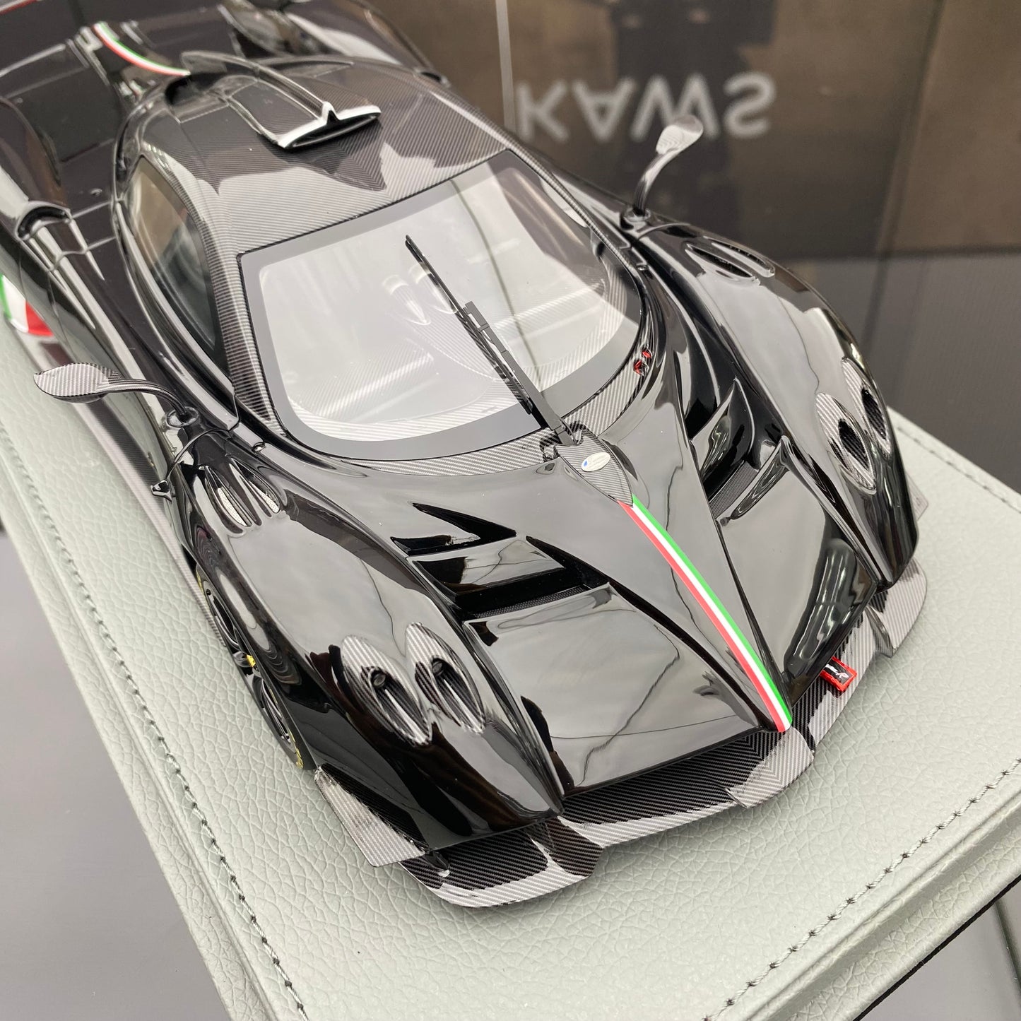 BBR 1/18 Pagani Huayra R gloss black/Italian flag limited edition car model