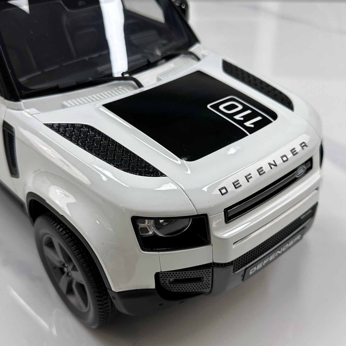 GT Spirit 1/12 Land Rover DEFENDER 110 P400X White GT554