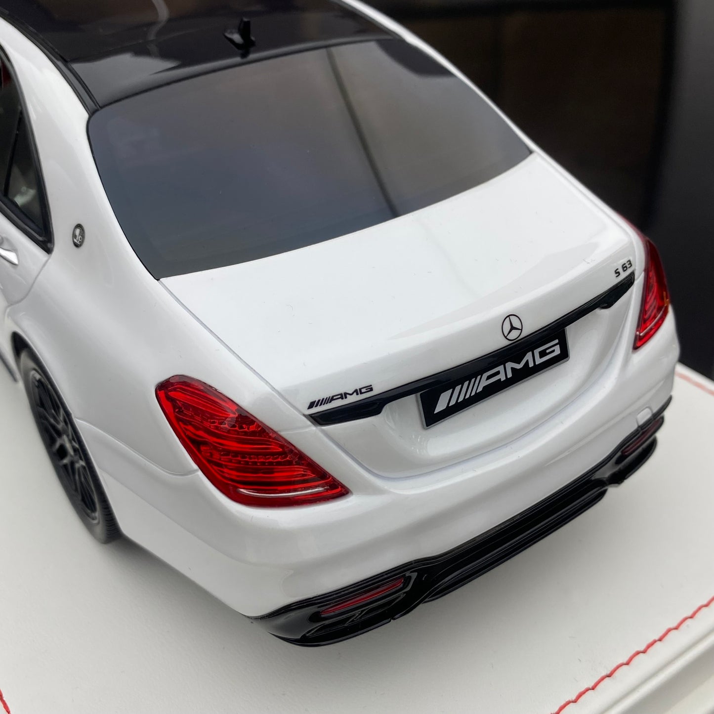 VEHICLE Art 1/18 Mercedes-Benz AMG S63 white car model ornament