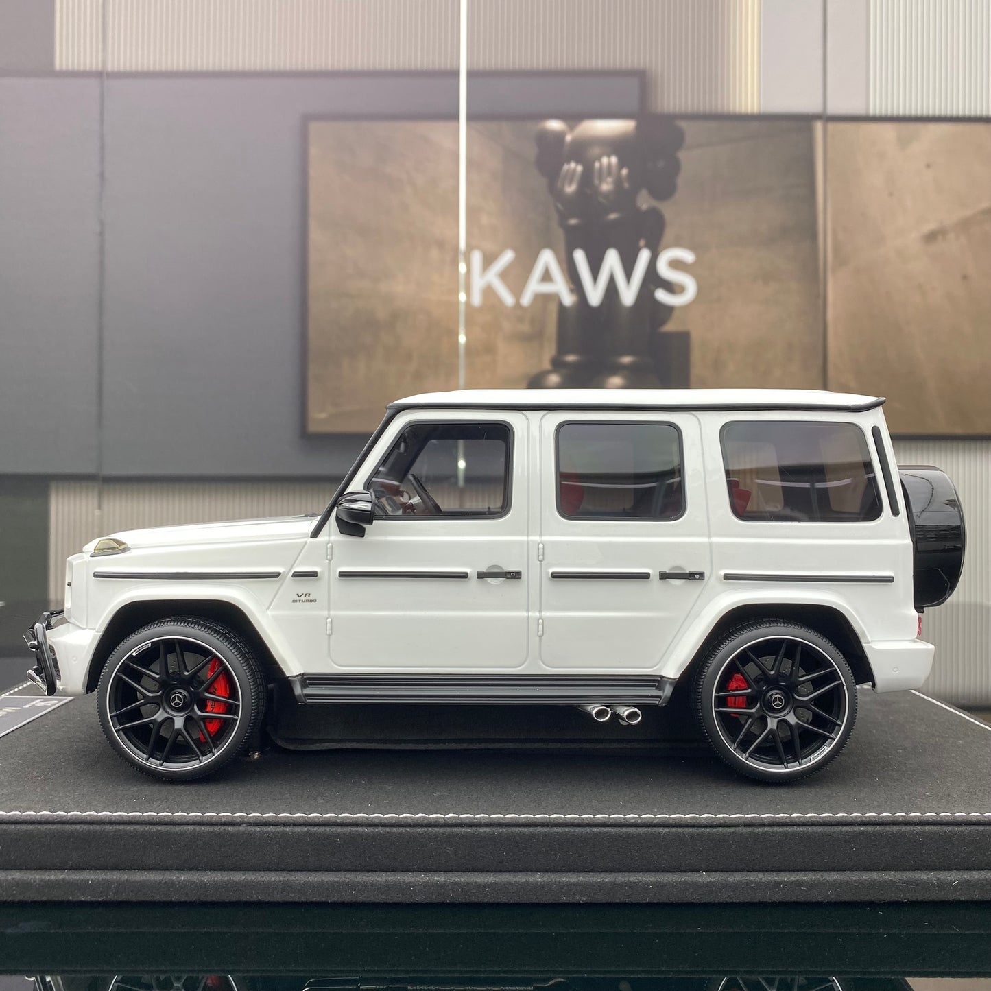 VEHICLE Art 1/18 Mercedes-Benz G63 White Limited Edition Car Model Ornament