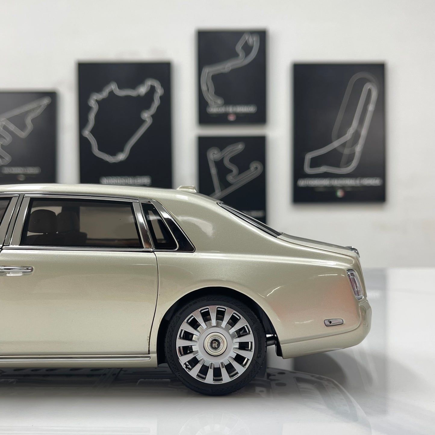 ZP 1/18 Rolls-Royce Phantom VIII (Gold Badge & Leather Case Edition) – Champagne Gold (ZP116)
