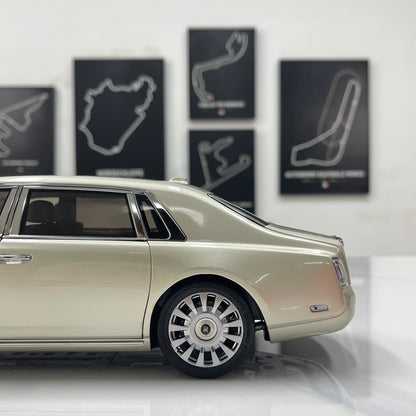 ZP 1/18 Rolls-Royce Phantom VIII (Gold Badge & Leather Case Edition) – Champagne Gold (ZP116)