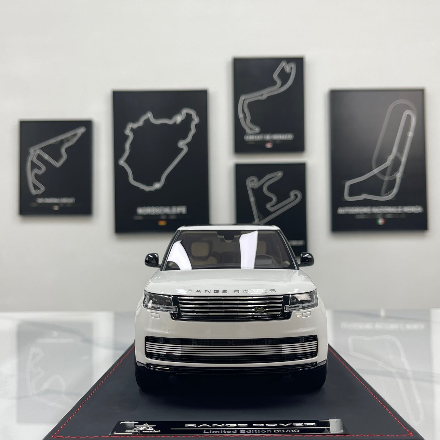BBA MODEL 1/18 Land Rover Range Rover SVAutobiography Long Wheelbase — White Resin Model Car
