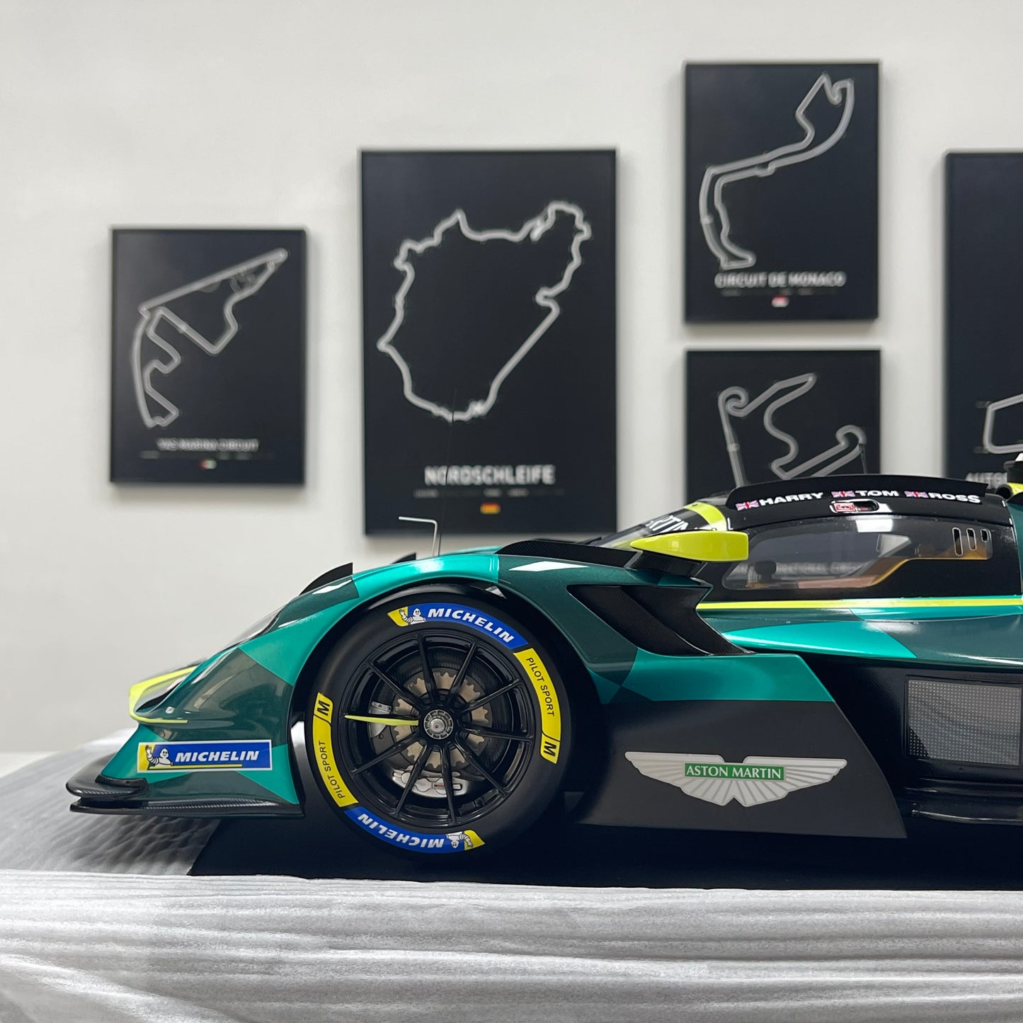 Spark 1/8 Aston Martin VALKYRIE NO.007 Black and Green Livery 08S003