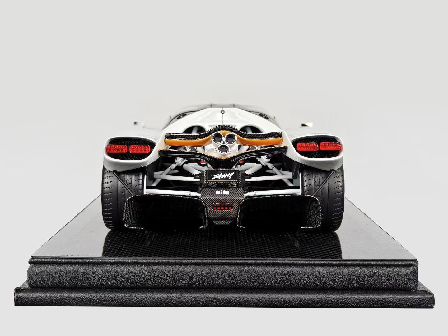 Frontiart 1/18 Nilu27 White Limited Edition Car Model Decoration