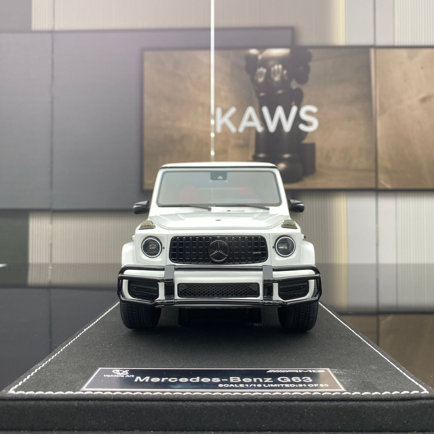 VEHICLE Art 1/18 Mercedes-Benz G63 White Limited Edition Car Model Ornament