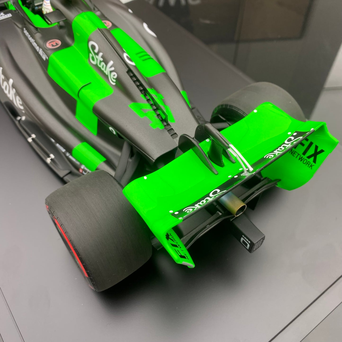 MINICHAMPS 1/12 STAKE F1 TEAMKICK SAUBER C44 Zhou Guanyu 2024 with stop sign black and green paint simulation car model