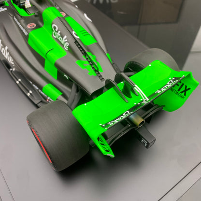 MINICHAMPS 1/12 STAKE F1 TEAMKICK SAUBER C44 Zhou Guanyu 2024 with stop sign black and green paint simulation car model