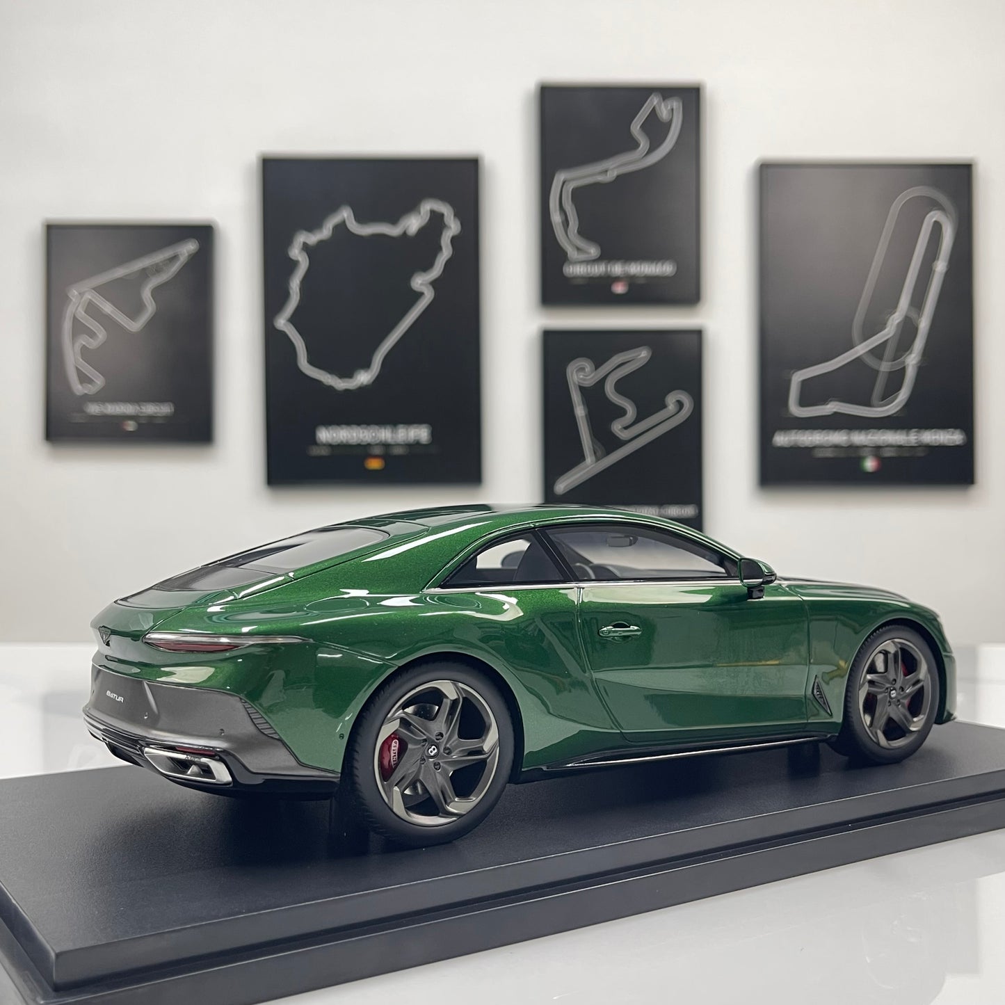 Topspeed 1/18 Bentley Batur Scarab Green TS0672