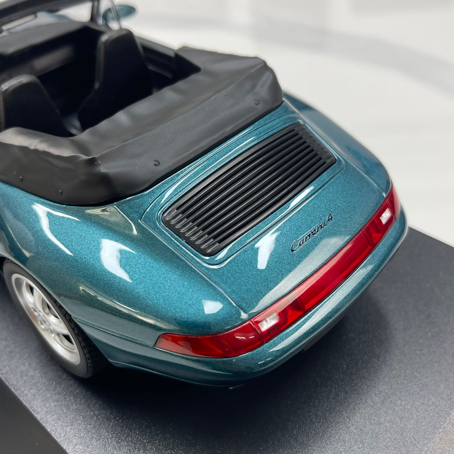 MINICHAMPS 1/18 Porsche 911 (993) Cabriolet – Metallic Green (155061132)