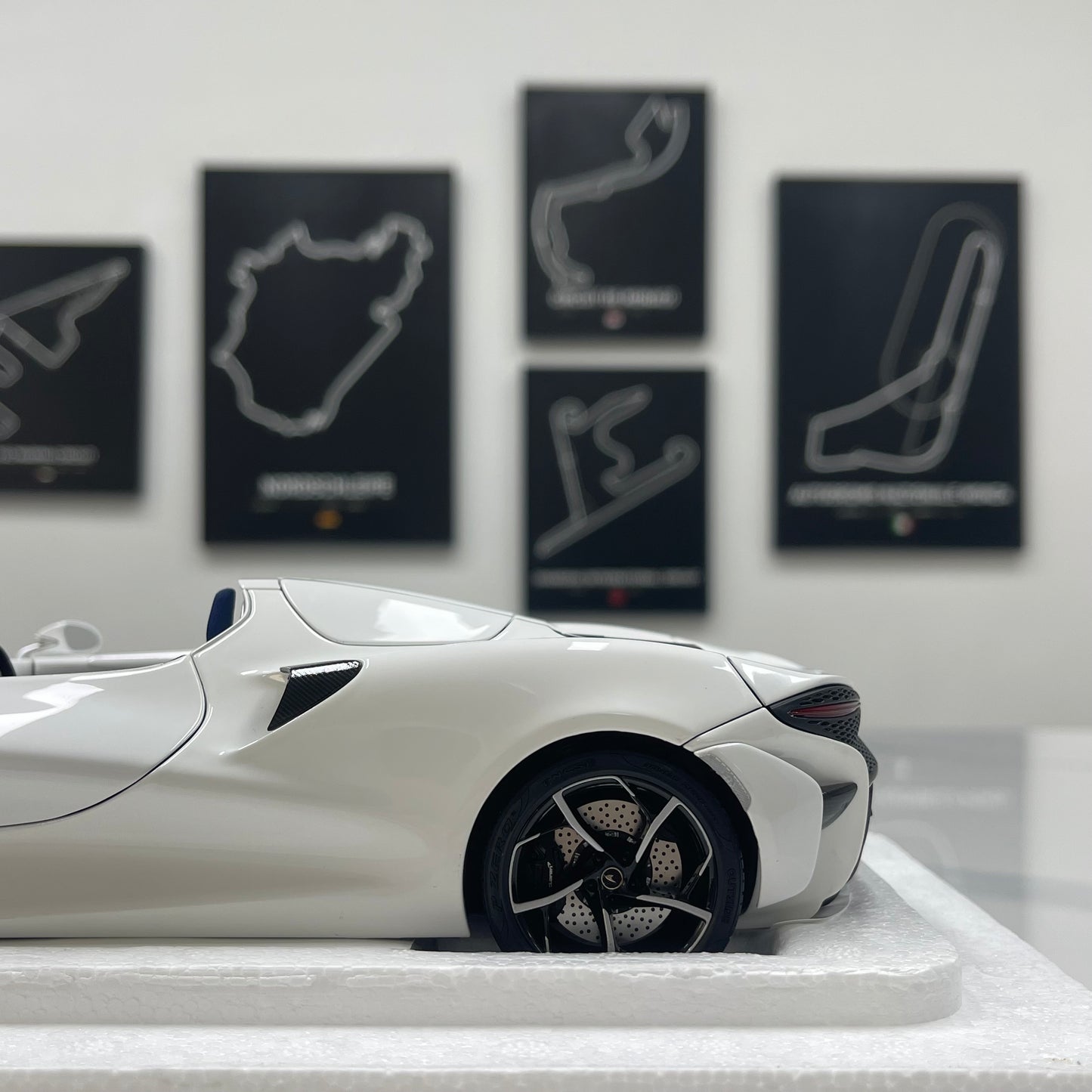 LCD 1/18 McLaren Elva Die-cast Model – Pearlescent White with Blue Interior (LCD18015-WH)