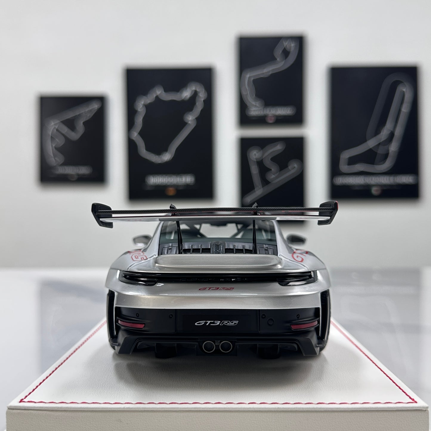 GH MODEL 1/18 Porsche 992 GT3RS Red Seals/GT Silver Limited Edition Model Car
