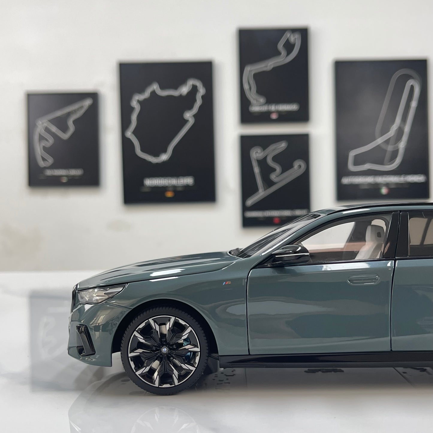 MINICHAMPS 1/18 BMW i5 M60 Touring 2024 Metallic Green 110023600