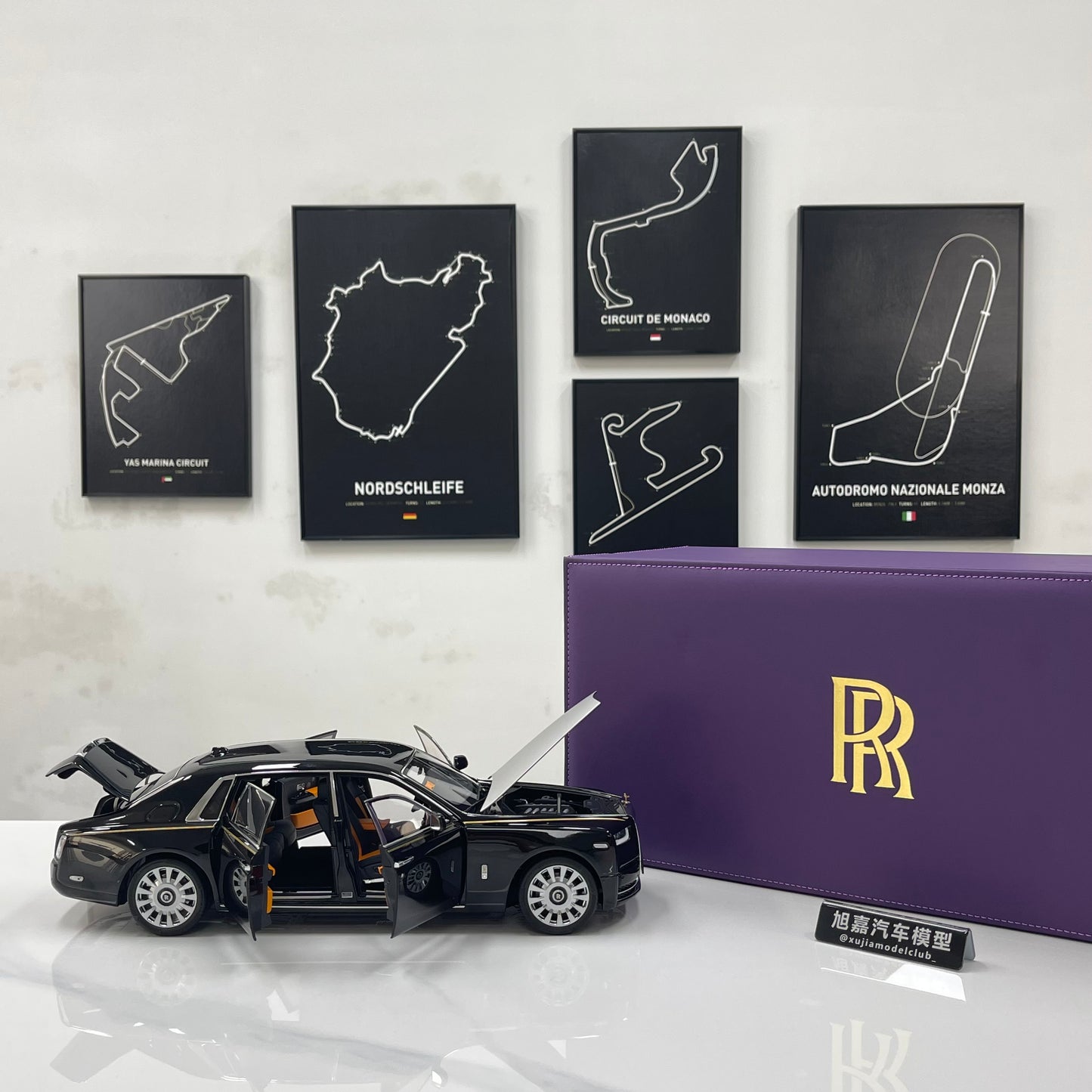 ZP 1/18 Rolls-Royce Phantom VIII (Gold Badge & Luggage Set Edition) – Pearl Black / Silver Roof (ZP115)