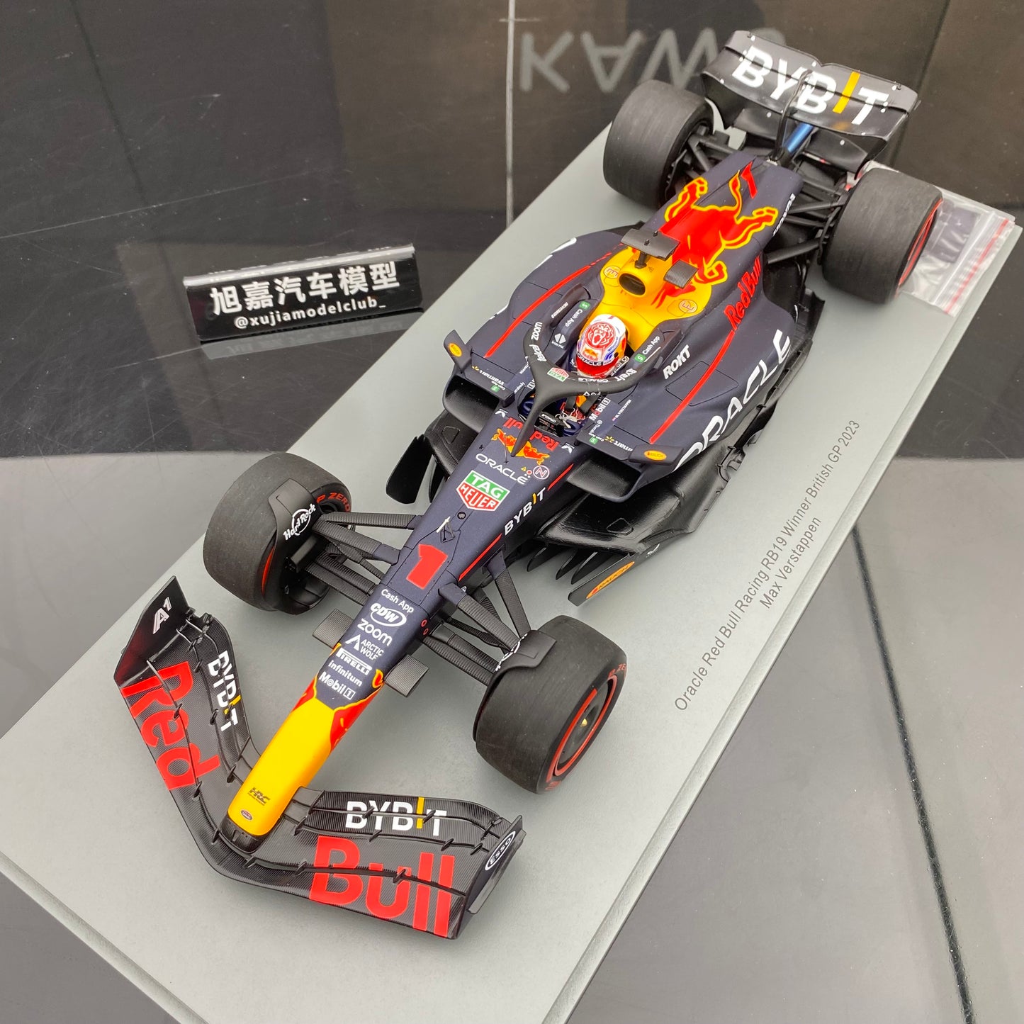 SPARK 1/18 Oracle F1 Team RB19 2023 British Grand Prix Victory No. 1 Verstappen Red Bull Limited Edition Simulation Car Model