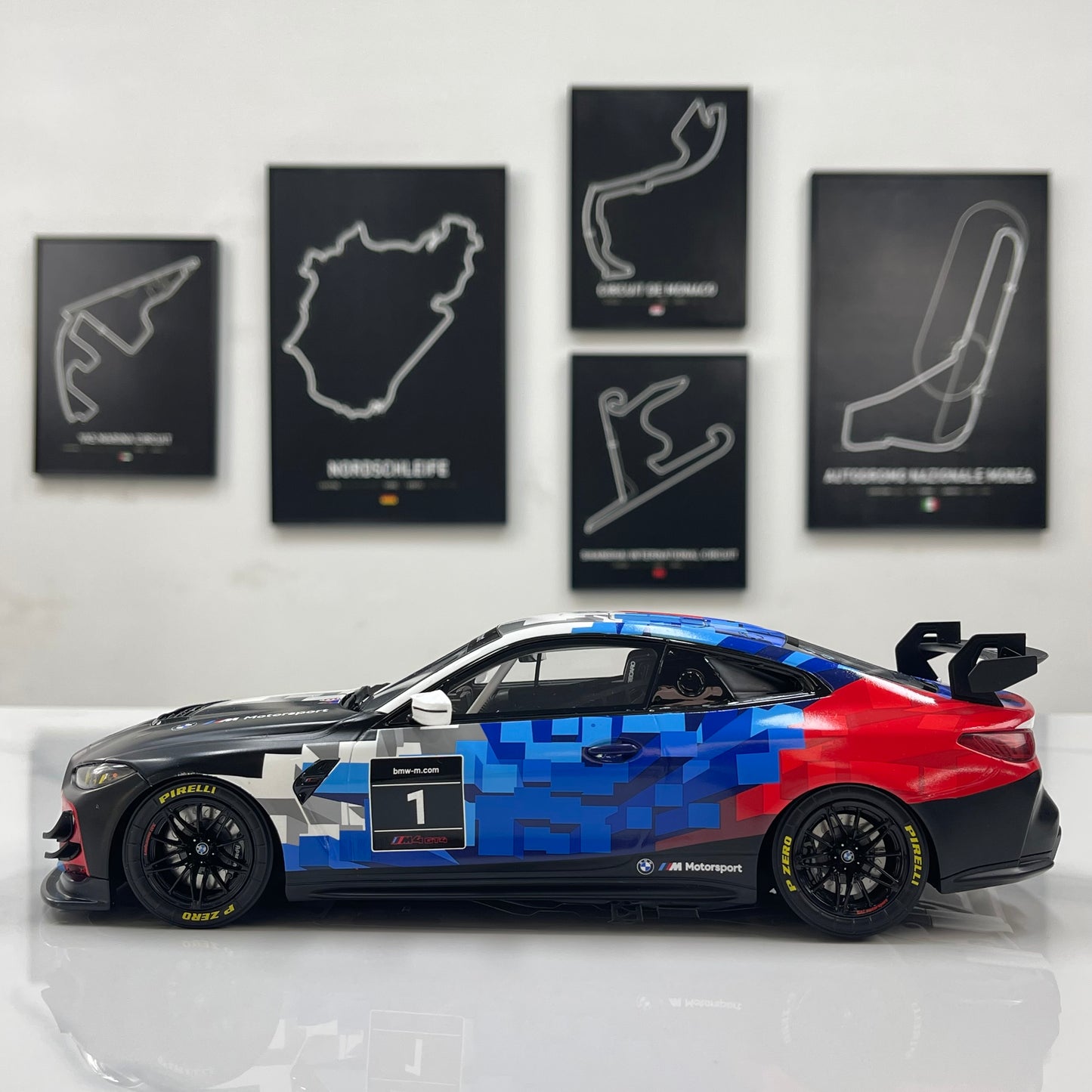 OTTO 1/18 BMW M4 GT4 White/Blue/Black OT1125