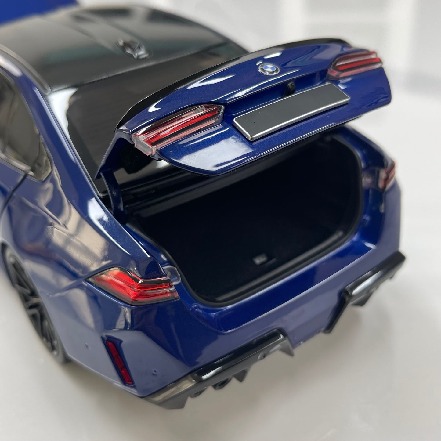 MINICHAMPS 1/18 BMW M5 2024 Metallic Blue 110023802
