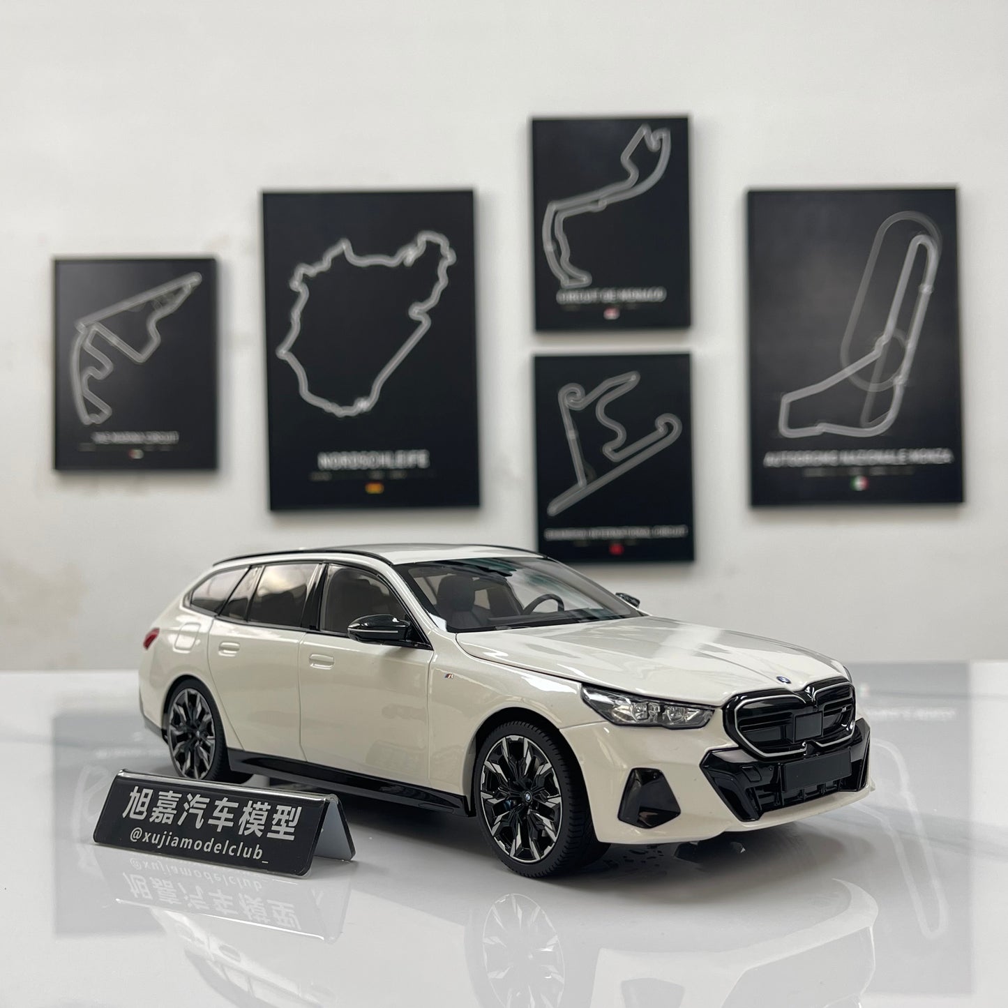 MINICHAMPS 1/18 BMW i5 M60 Touring 2024 Metallic White 110023601