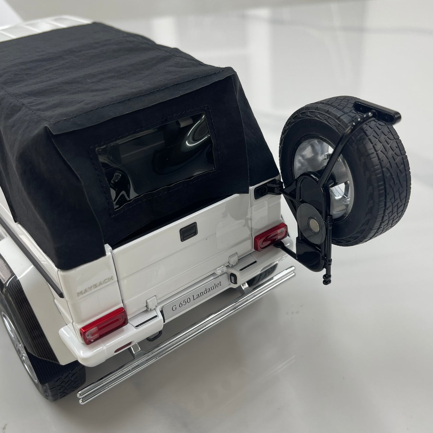 Almost Real 1/18 Mercedes-Benz G 650 Landaulet – Metallic White (820213)