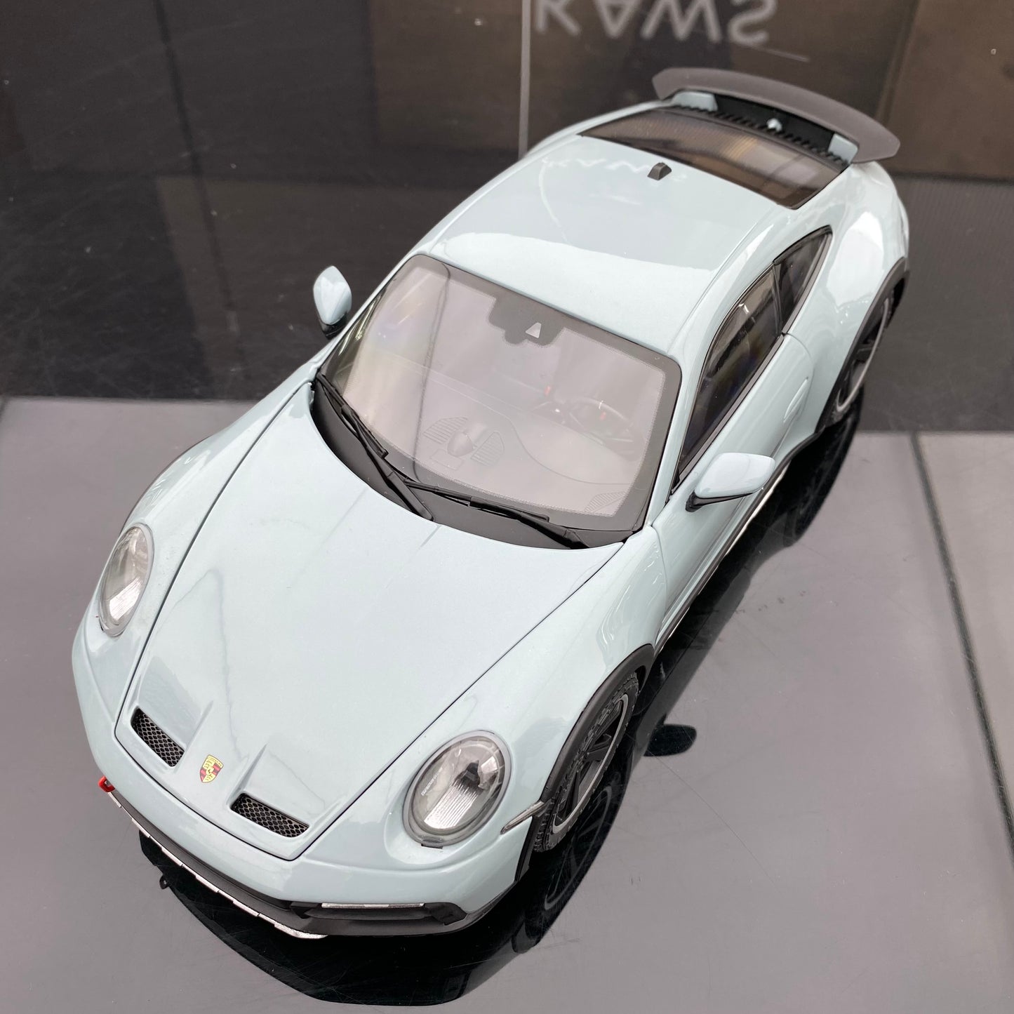minichamps 1/18 Porsche 911 DAKAR BLUE WITH ROOF RACK alloy car model